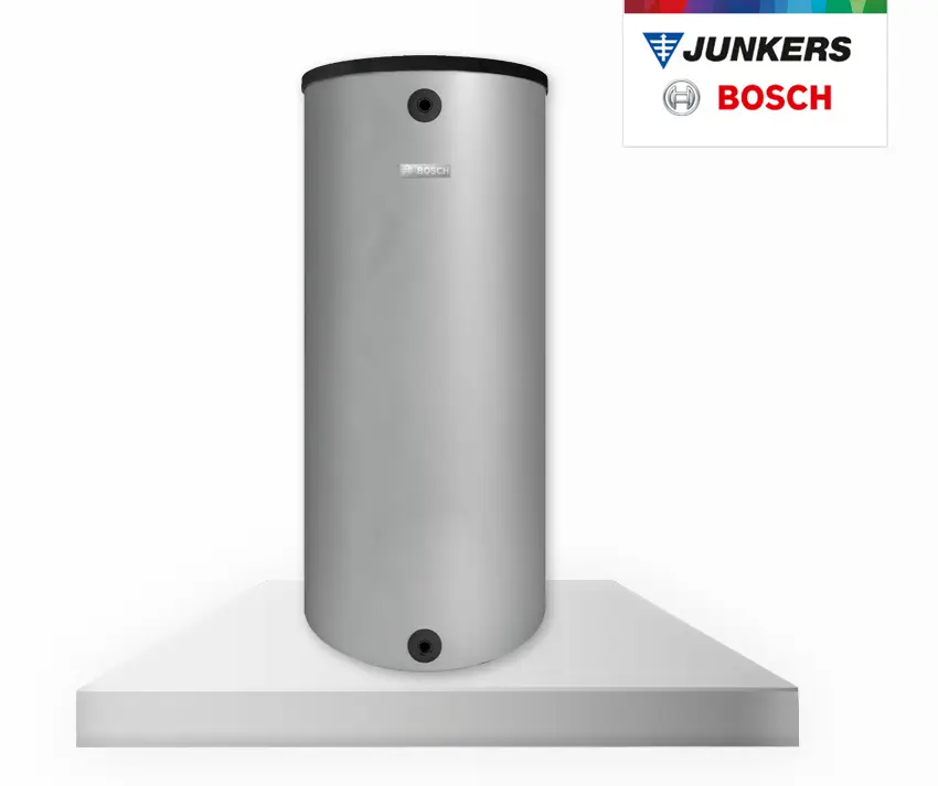Silberner Pufferspeicher auf heller Plattform mit Schwarz oben, ausgestattet mit Ein- und Ausgängen, Marke Bosch sichtbar.